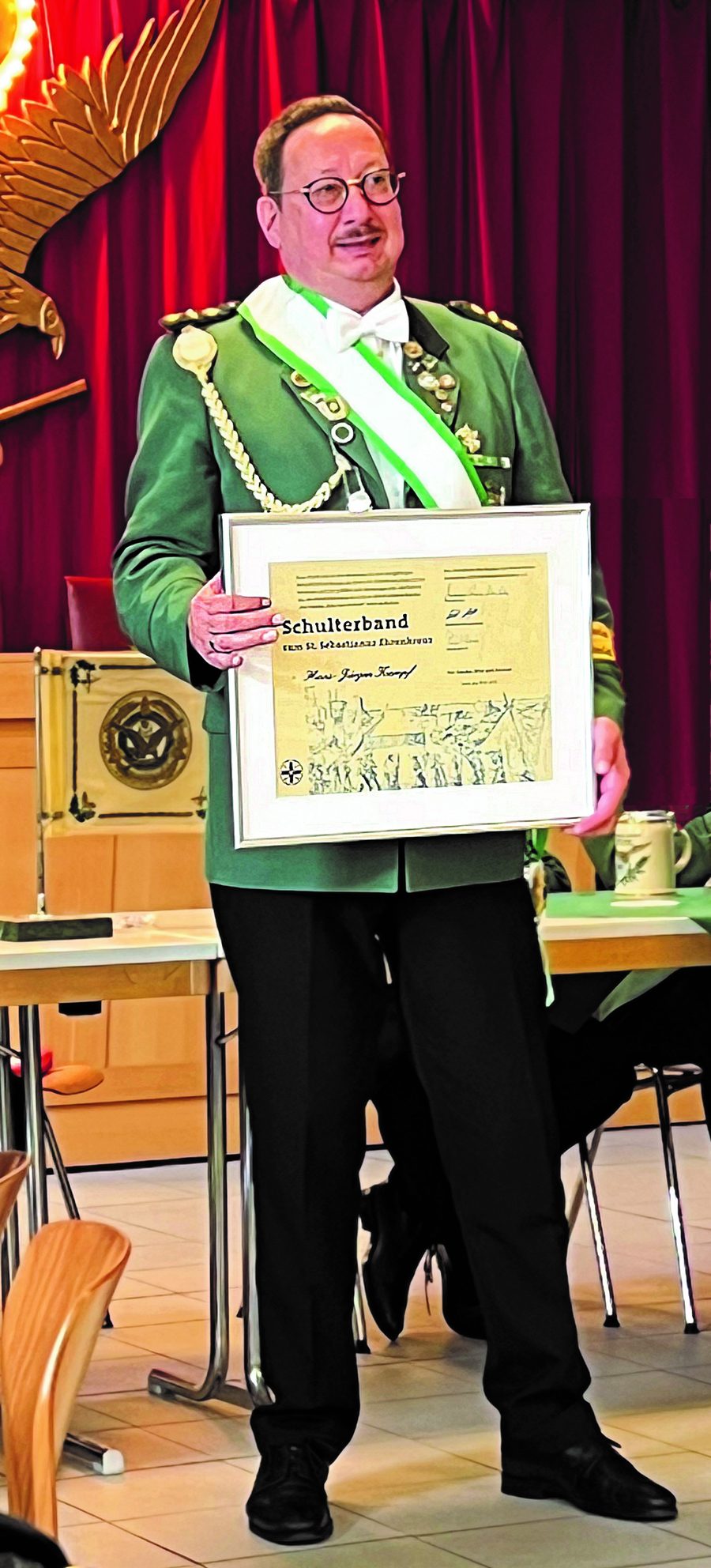 Hans-Jürgen Kampf, 1. Vorsitzender, mit der Urkunde zum Schulterband des St. Sebastianus Ehrenkreuzes