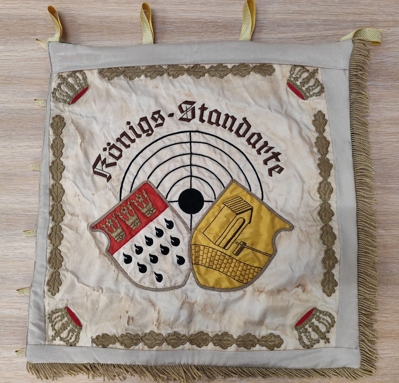 Rückseite der Königs-Standarte mit Kölner Wappen, Zollstocker Wappen und Zielscheibe